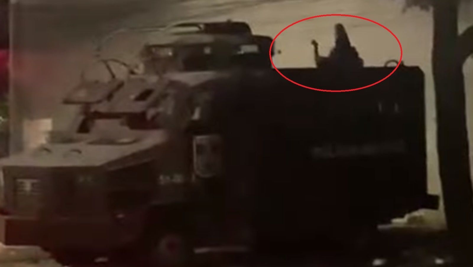 Vídeo: homem em situação de rua é flagrado dormindo em cima de ‘caveirão’ da PM no Rio