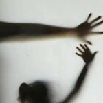 Homem que ateou fogo na companheira enquanto filhos assistiam TV é condenado 