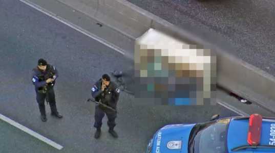 Caixa com cadáver foi encontrada na pista central da Avenida Brasil, no Rio de Janeiro