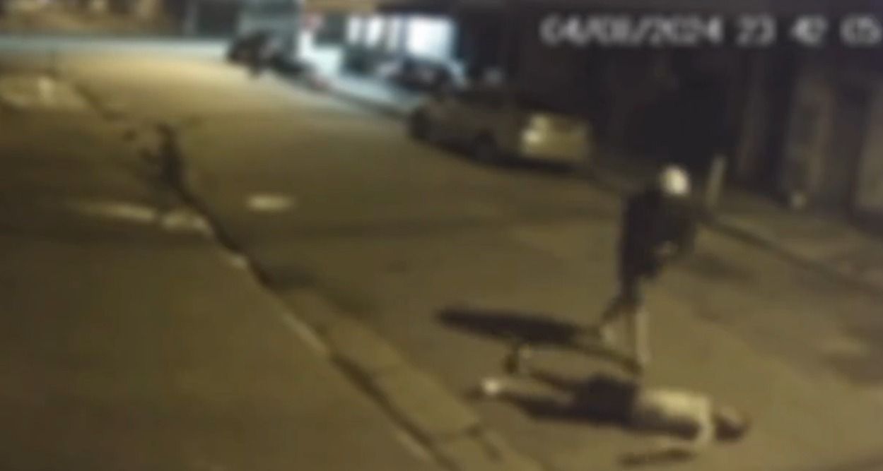 Imagem mostra homem sendo golpeado e morto a pauladas no litoral de SP