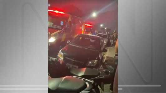Homem é preso após esfaquear quatro pessoas em bar de Curitiba; uma pessoa morreu.