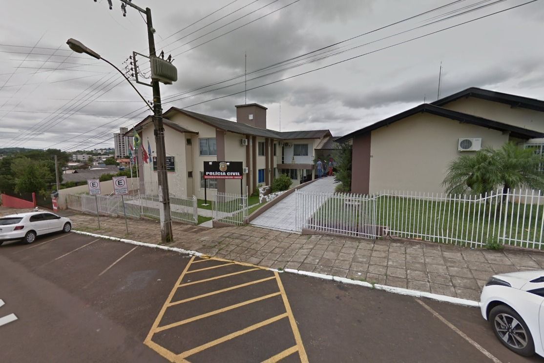 Homem é preso após ser flagrado cochilando em casa que invadiu: 'dormiu demais'