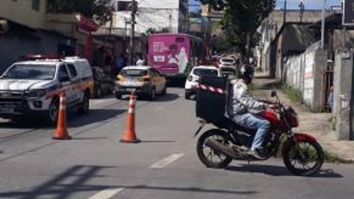 Homem surta no Barreiro, tenta assumir direção de ônibus e é baleado pela PM