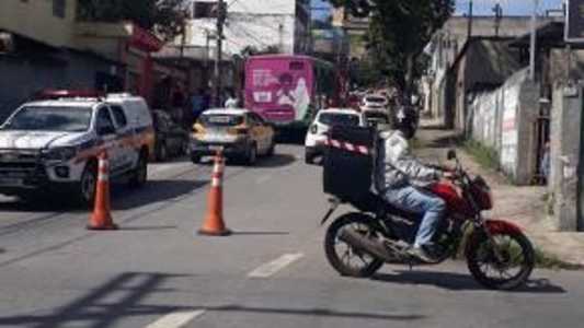 Homem em surto tenta assumir direção de ônibus