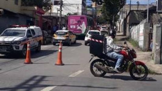 Homem em surto tenta assumir direção de ônibus