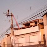 Cerca de 380 famílias estão sem luz há 15h após homem subir em poste de para fugir da polícia na Grande BH