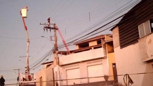 Homem está em cima de poste há cerca de 12h