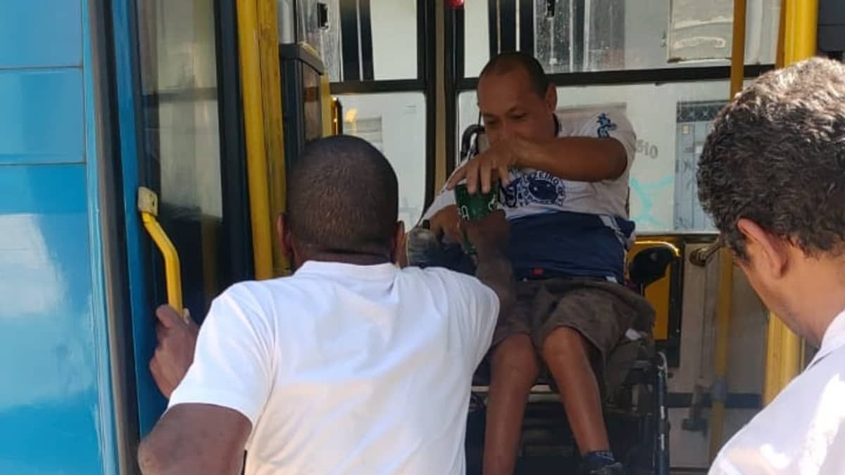 Cadeirante fica 'preso' em ônibus após elevador quebrar
