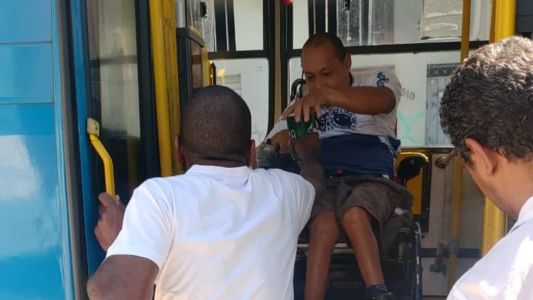 Homem está há três horas preso no ônibus
