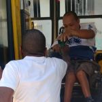 Cadeirante fica 'preso' em ônibus após elevador quebrar