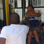Cadeirante fica 'preso' em ônibus após elevador quebrar
