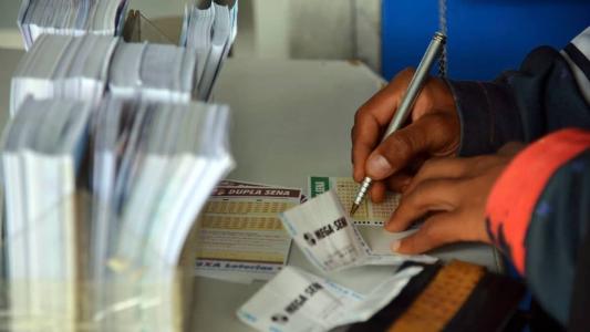 Homem estava com um bilhete da Mega-Sena para retirar R$ 400 mil