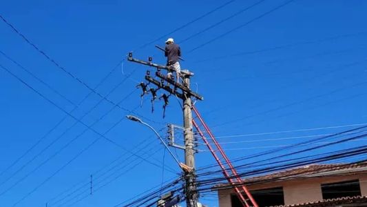 Homem estava em cima de poste há 18 horas