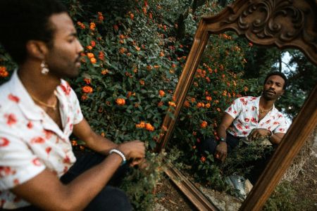 Homem falando sozinho