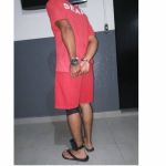 Folião faz tornozeleira eletrônica falsa, se fantasia de preso e é preso pela PM carregando drogas