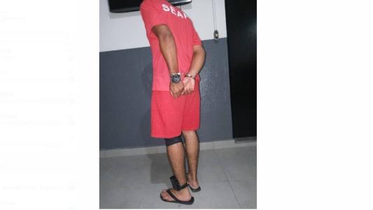 Homem fantasiado de preso é preso pela PM com mochila cheia de drogas em Santa Luzia