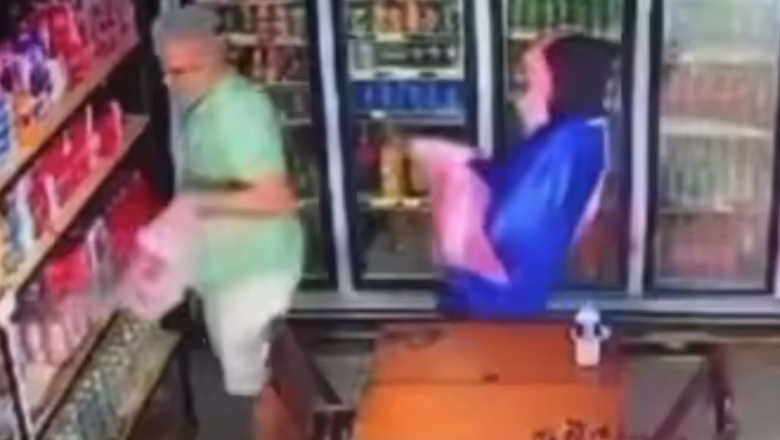 Vídeo: homem é executado a tiros por pessoa fantasiada durante Carnaval em Olinda