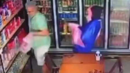 Foto mostra homem fantasiado de papangu matando outro homem em loja de conveniência em Olinda, Pernambuco