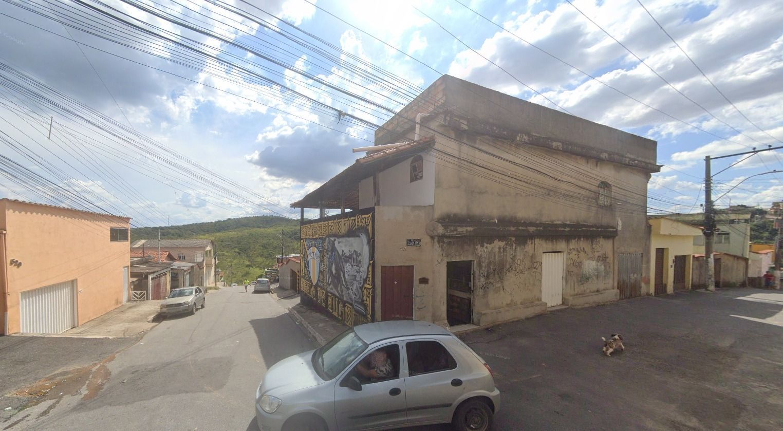 Homem faz manobra errada em beco e é linchado por quatro criminosos em Ibirité