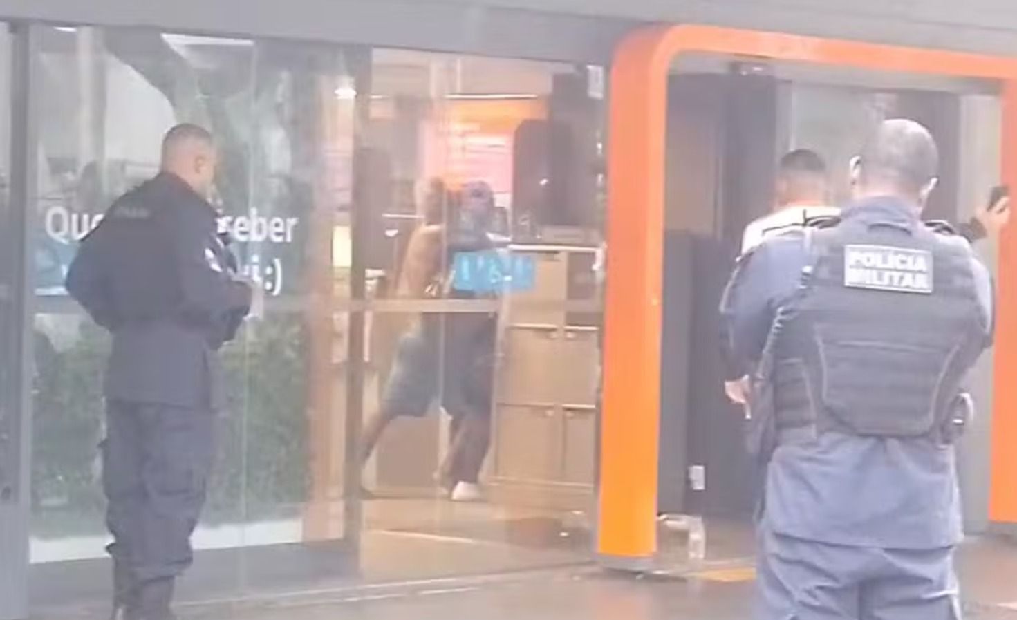 Homem faz mulher refém em agência bancária no RJ, é baleado e preso; veja vídeo