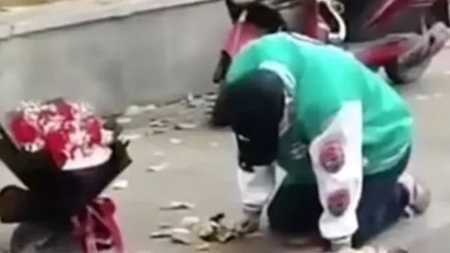 Homem ficou 21 horas ajoelhado em frente ao trabalho da ex-namorada