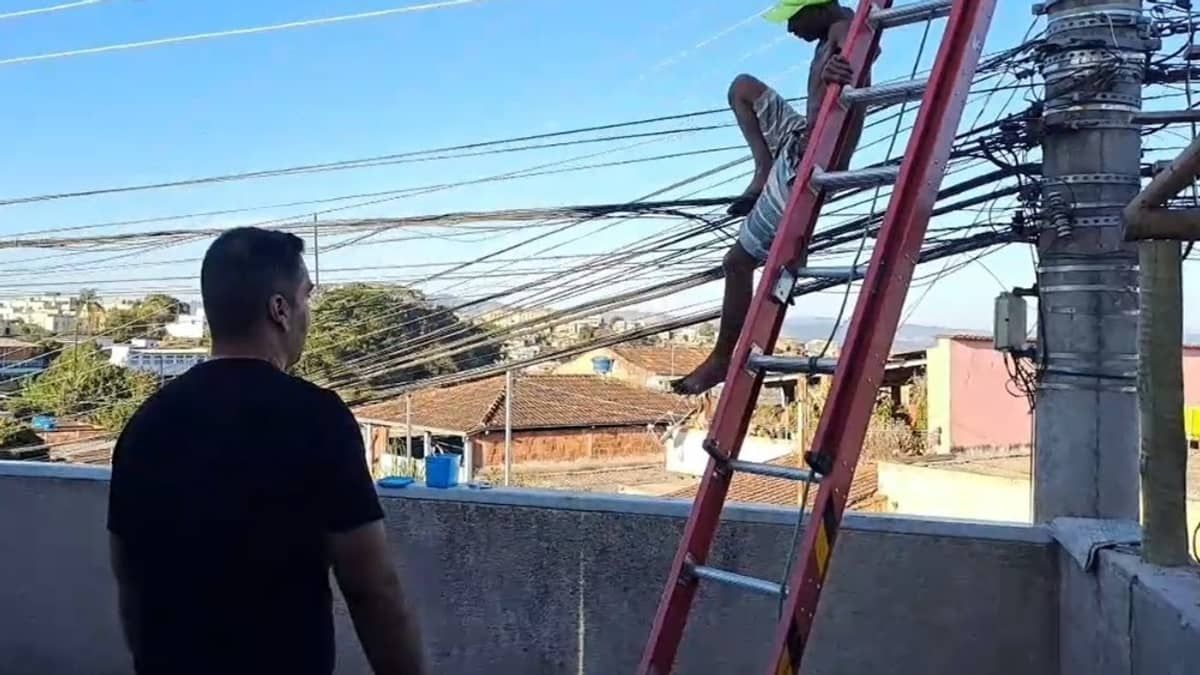 Homem que ficou em cima de poste por 23 horas se entrega à polícia