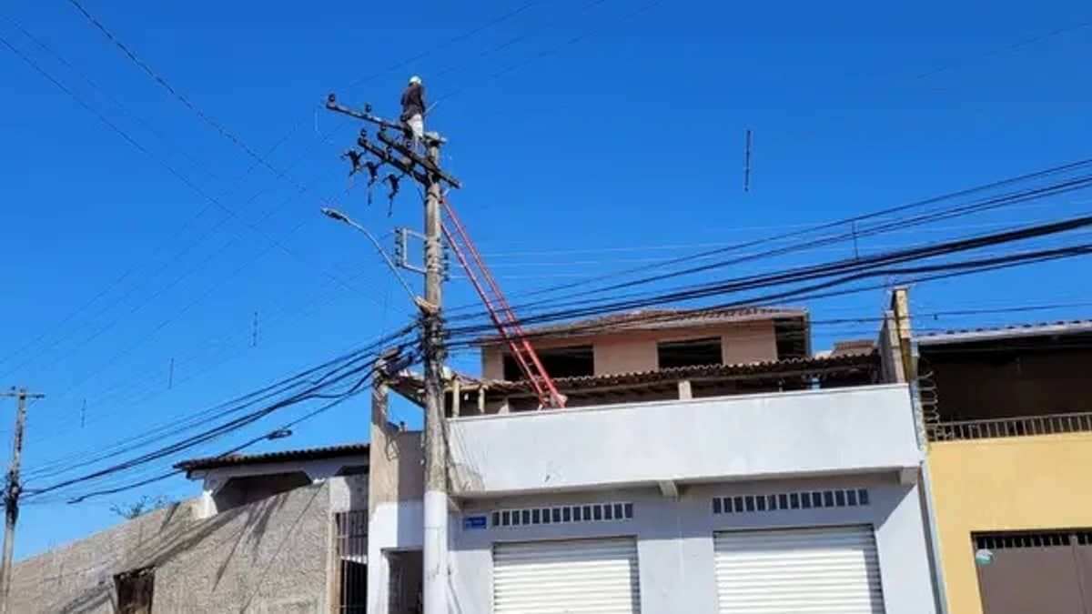 Homem que ficou quase 24 horas em poste recebeu água, arroz doce e cigarro após se entregar