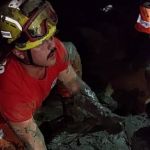 Vídeo: bombeiros resgatam homem atolado até a cintura em lagoa 