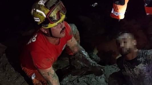 Homem ficou atolado por aproximadamente 3 horas até a chegada dos bombeiros