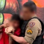 Vídeo: policiais são acusados de abordagem violenta contra funcionário de bar em MG