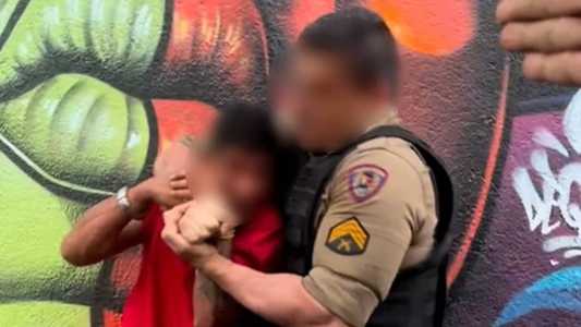 Homem foi abordado após fazer gestos e xingar os policiais; mas denunciante nega