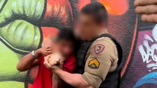 Homem foi abordado após fazer gestos e xingar os policiais; mas denunciante nega