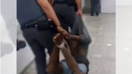 Homem foi detido, amarrado pelos pés e levado por policiais militares à delegacia
