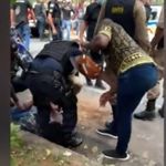 Mulher é detida após proferir ofensas homofóbicas e racistas na fila de distribuição de kits para o Carnaval