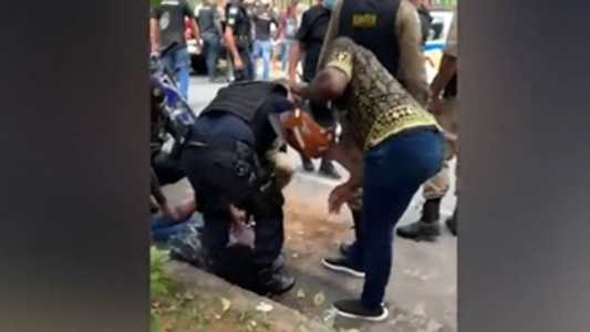 Homem foi detido no chão após supostamente ter agredido policiais com pedras