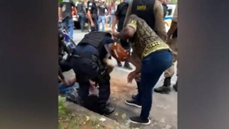 Homem foi detido no chão após supostamente ter agredido policiais com pedras