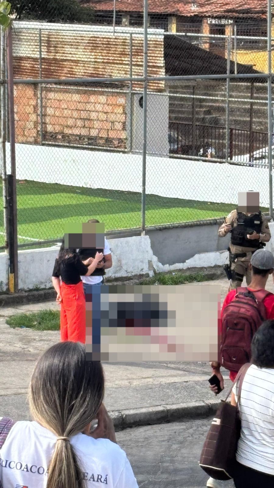 Homem morre baleado e outro é atingido por bala ‘perdida’ em campo de futebol em BH