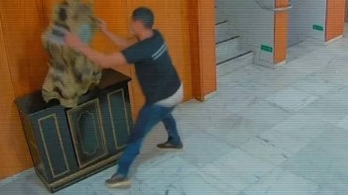 PF identifica homem que destruiu relógio de Dom João VI na invasão ao Planalto