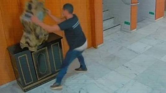 Homem foi filmado depredando antiguidade que estava no Palácio do Planalto