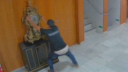 Homem foi filmado depredando um relógio do século 17 que estava no Palácio do Planalto