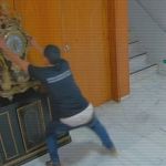 Imagens internas mostram homem destruindo relógio que foi presente de Dom João VI