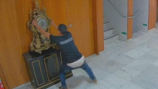 Homem foi filmado depredando um relógio do século 17 que estava no Palácio do Planalto