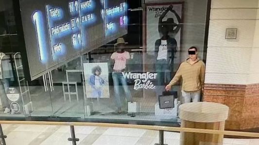 Homem foi filmado se passando por manequim em vitrine