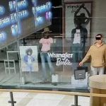 Homem é acusado de se passar por manequim em vitrine na Polônia para roubar loja de joias