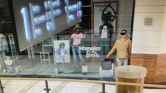 Homem foi filmado se passando por manequim em vitrine