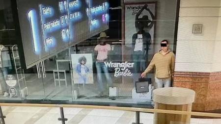Homem foi filmado se passando por manequim em vitrine