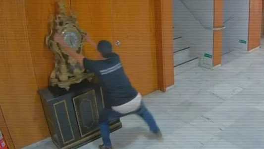 Homem foi flagrado por câmera de segurança jogando relógio de D. João VI no chão