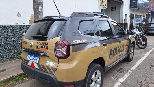 Homem foi preso após ameaçar funcionários e clientes de supermercado com uma faca