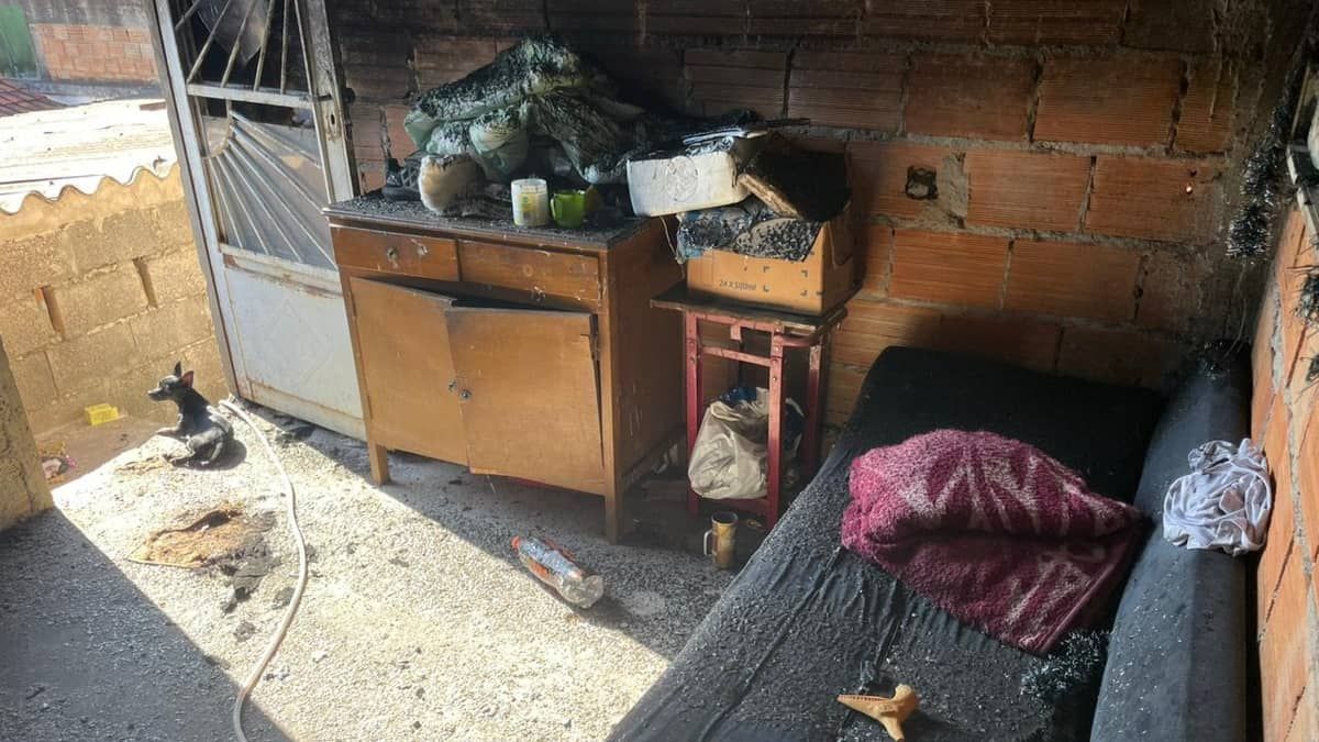 Filho coloca fogo em casa com a mãe dentro após ela negar dinheiro para comprar drogas  
