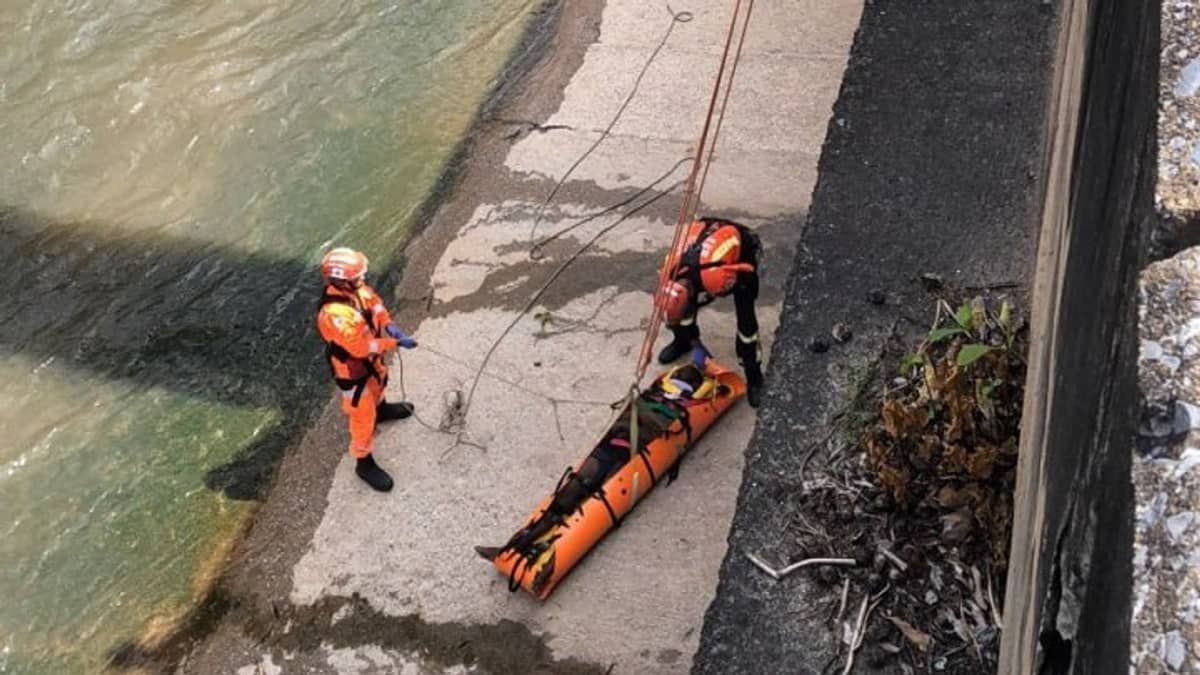 Homem cai no rio Arrudas e é resgatado pelo Corpo de Bombeiros